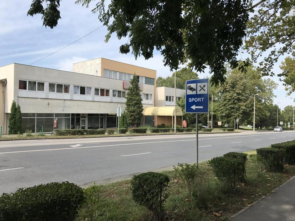 Sport Hotel 塔塔班亚 外观 照片